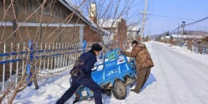 雪天车辆掉排水沟 民警“巧”救脱困