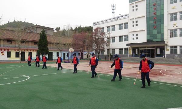 “硬核突击队”两当消防主动为学校进行防疫消杀